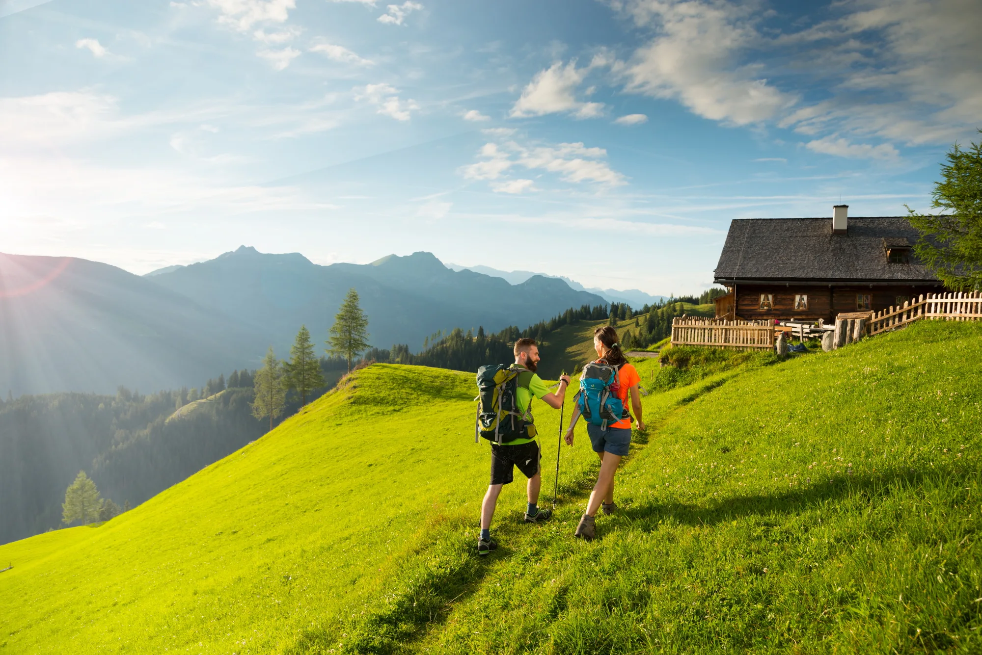 Wanderer auf dem Weg zur Bichlalm im Großarltal