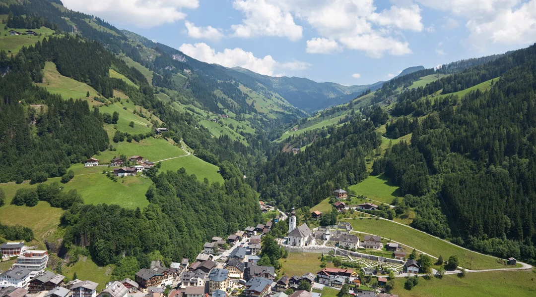 Blick auf Großarl mit Kirche und umliegenden Bergen